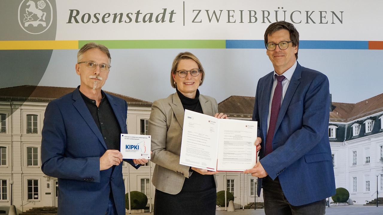 Auf dem Foto sehen Sie Christian Michels (Amtsleitung im Bauamt), Dr. Stefanie Hubig (Bildungsministerin RLP), Dr. Marold Wosnitza (OB Zweibrücken). 