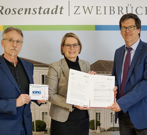 Auf dem Foto sehen Sie Christian Michels (Amtsleitung im Bauamt), Dr. Stefanie Hubig (Bildungsministerin RLP), Dr. Marold Wosnitza (OB Zweibrücken). 