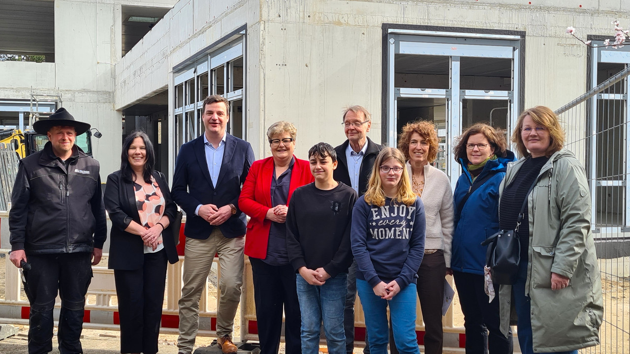 Richtfest für den Erweiterungsbau der Mosaikschule Ludwigshafen mit Tobias Doll (Holzbau Schuff, Richtspruch), Mechthild Zimbelmann ( Referentin Schulaufsicht ADD NW), David Guthier (Vorsteher Zweckverband), Bettina Brück (Staatssekretärin im Bildungsministerium), Albrecht Bunner (ltd Architekt), Sabine Emunds (Schulleiterin Mosaikschule), Claudia Späthe (Vorsitzende Förderkreis), Doreen Henkel (Schulelternsprecherin); vorne: Mohammad und Fabienne (Schülersprecher).