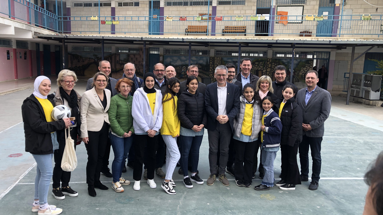 Bildungsministerin Dr. Stefanie Hubig (Dritte von Links) mit dem Bildungsausschuss des rheinland-pfälzischen Landtages zu Besuch in einer Schule des UN-Flüchtlingshilfswerkes UNRWA in der Nähe von Ramallah.