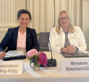 Die rheinland-pfälzische Bildungsministerin Dr. Ute Eiling-Hütig mit ihrer saarländischen Kollegin Streichert-Clivot.