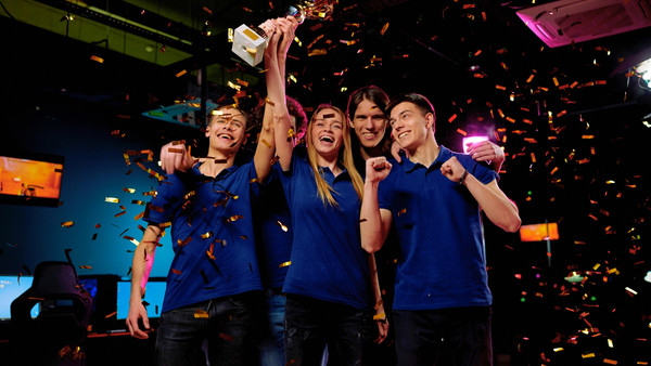 Symbolbild: Schülerinnen und Schüler bei Siegerehrung.