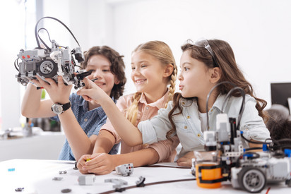 Drei Schüler begeistern sich für ein selbst erstelltes Gerät