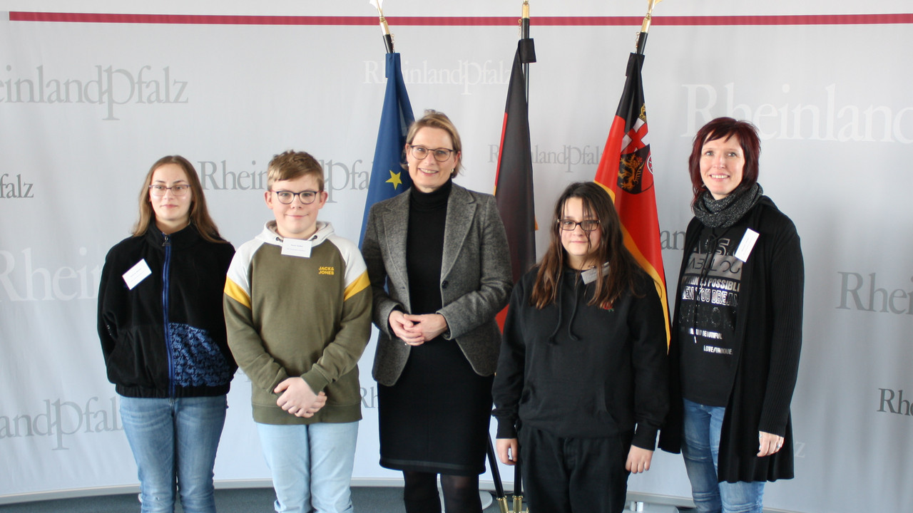 Gruppenbild: Ministerin Hubig und Schülerinnen und Schüler der Hans-Zulliger-Schule