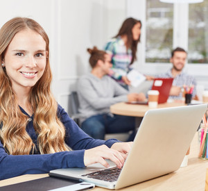 Symbolfoto Praktikumswoche: Ein Mädchen sitzt am Laptop