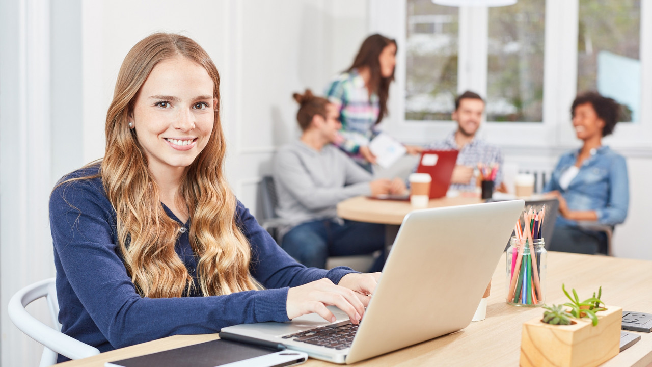 Symbolfoto Praktikumswoche: Ein Mädchen sitzt am Laptop