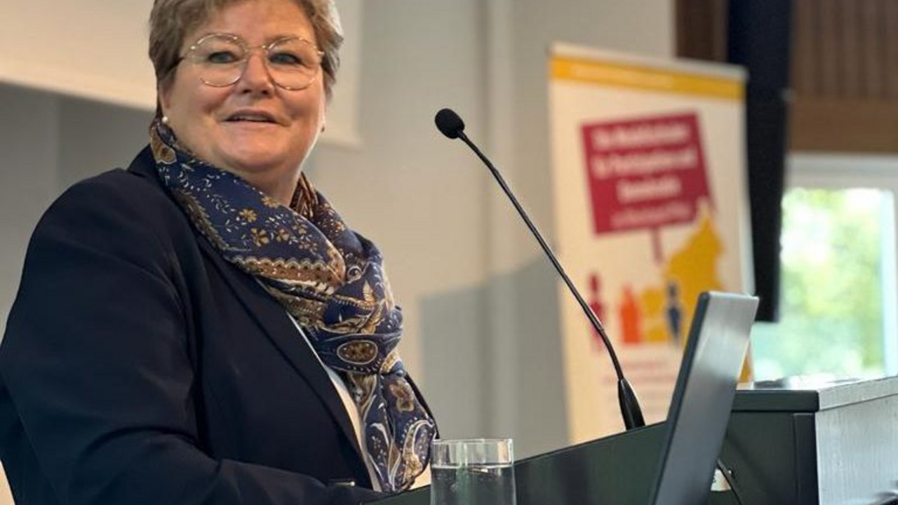 Bildungsstaatssekretärin Bettina Brück spricht beim Treffen des "Netzwerks Modellschulen für Partizipation und Demokratie" in Ludwigshafen. Foto: Bildungsministerium