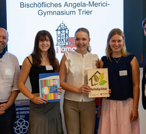 Bildungsminister Sven Teuber (rechts) mit Vertreterinnen und Vertretern des Bischöflichen Angela-Merici-Gymnasiums Trier