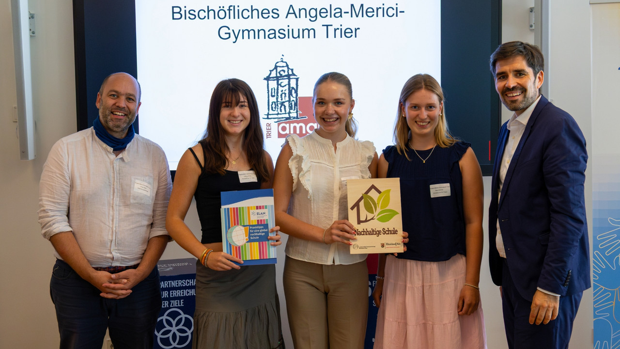 Bildungsminister Sven Teuber (rechts) mit Vertreterinnen und Vertretern des Bischöflichen Angela-Merici-Gymnasiums Trier