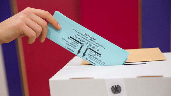 Symbolbild Wahlzettel und Wahlurne