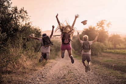 Kinder springen vor Freude hoch