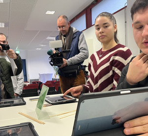 Auf dem Foto sehen Sie Bildungsminister Teuber.