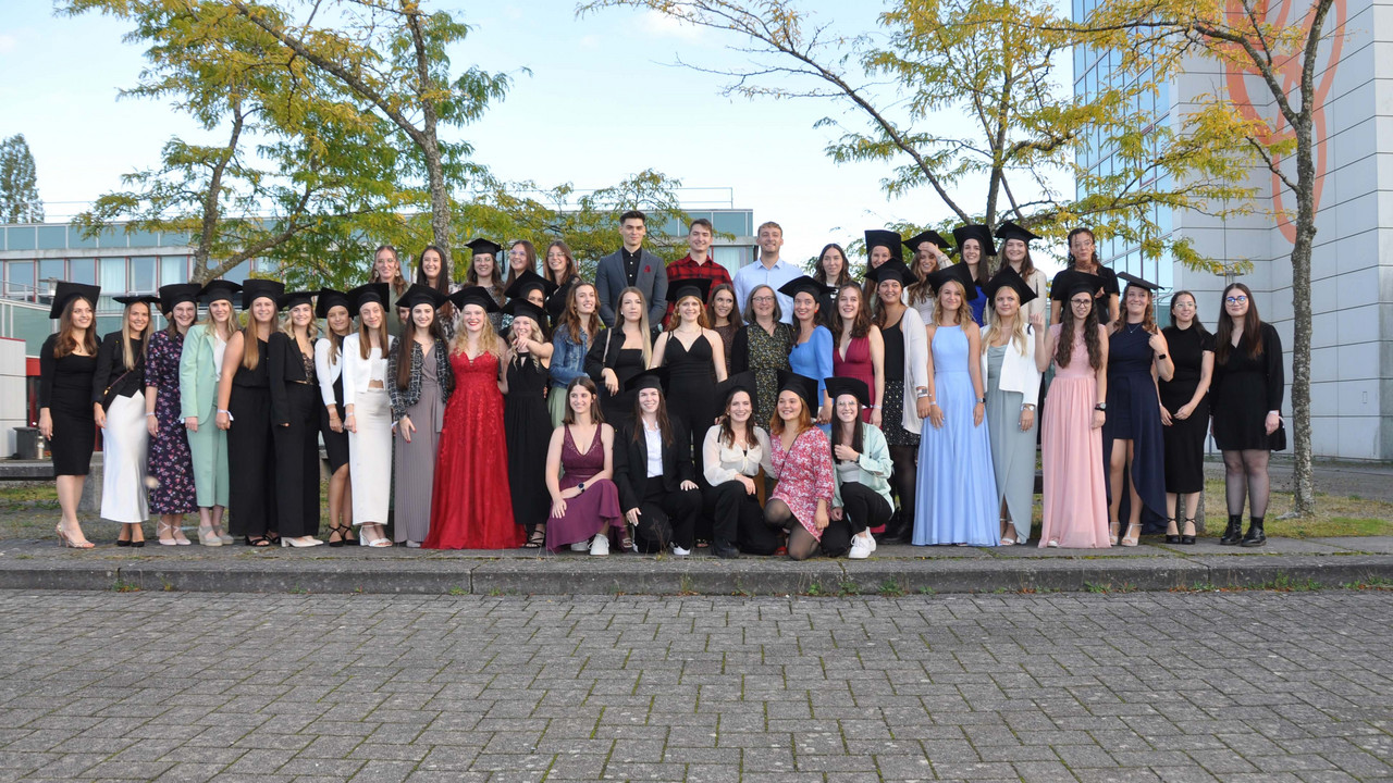 Zu sehen sind die ersten Absolventinnen und Absolventen des Studiengangs Grundschullehramt an der Universität