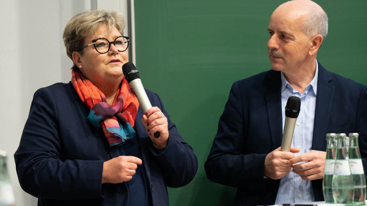 Staatssekretärin Bettina Brück und Prof. Dr. Armin Schneider beim DebÜ-Fachtag in Koblenz.