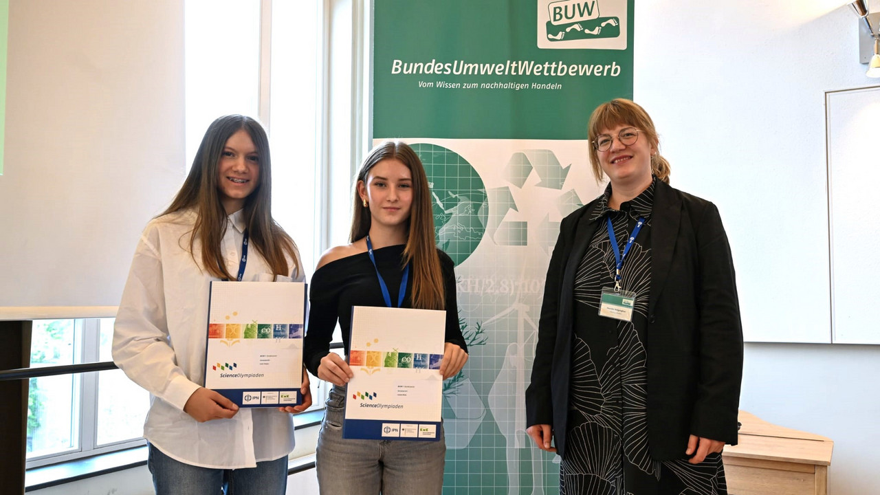 Auf dem Foto sieht man Carla und Louana mit Henrike Welpinghus vom Klimahaus Bremerhaven (Preisstifter).