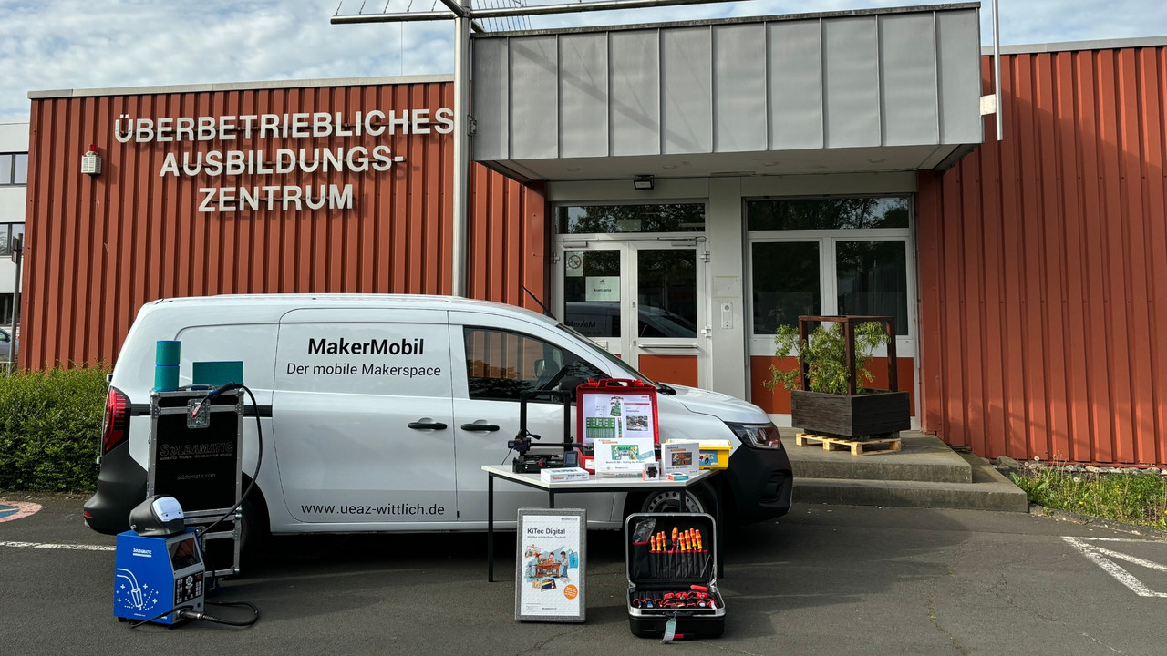 MINT-Mobil des Überbetrieblichen Ausbildungszentrums Wittlich.
