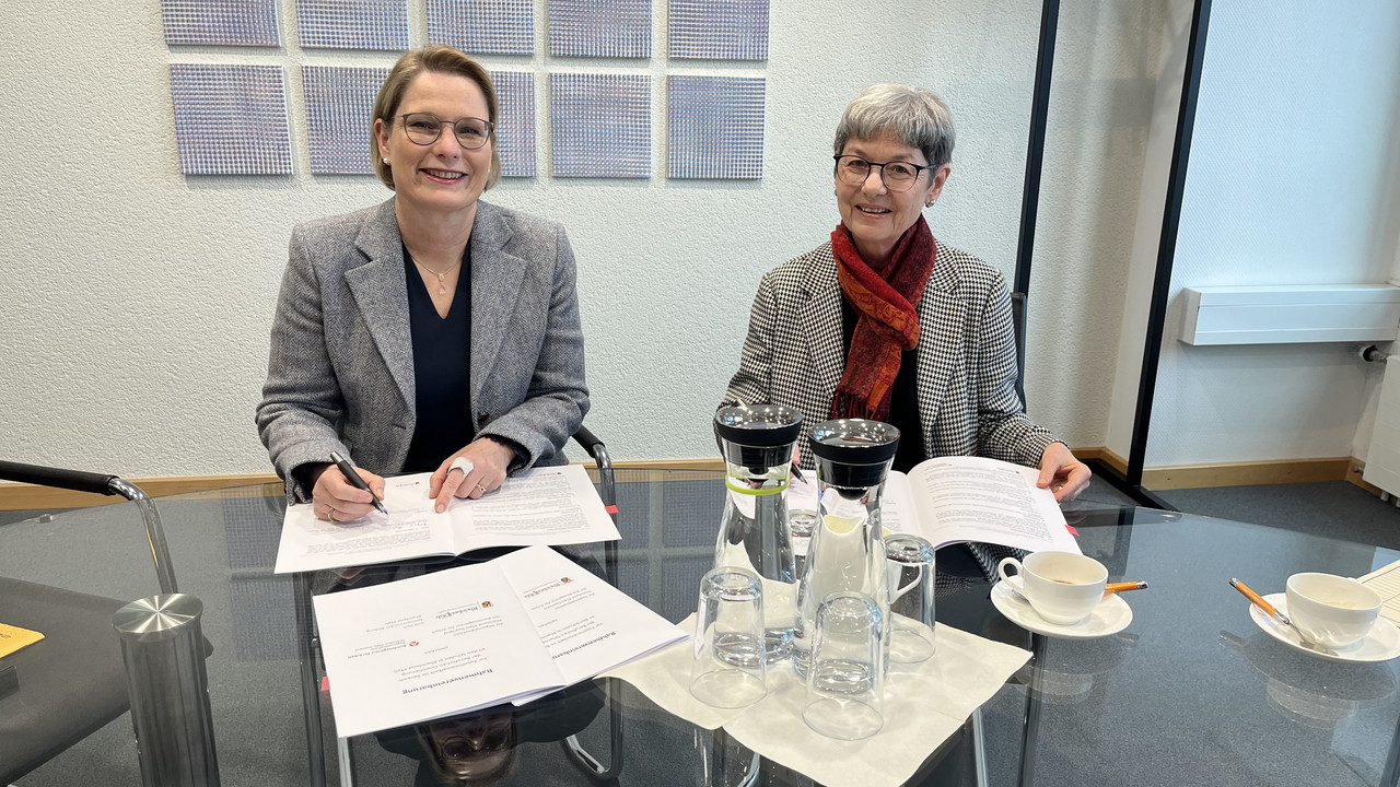 Bildungsministerin Dr. Stefanie Hubig (links) und Heidrun Schulz, Vorsitzende der Geschäftsführung der Regionaldirektion Rheinland-Pfalz-Saarland der Bundesagentur für Arbeit, bei der Vertragsunterzeichnung.