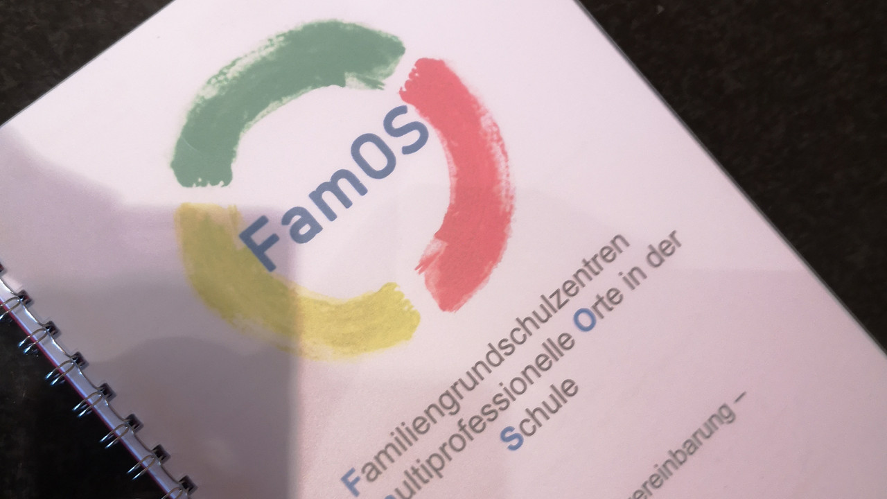 Auf dem Bild ist das Logo von FamOs zu sehen. 