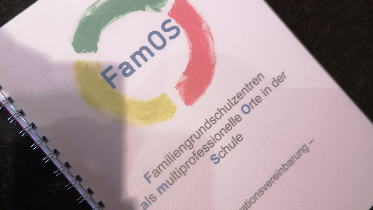 Auf dem Bild ist das Logo von FamOs zu sehen. 