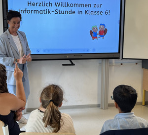 Bildungsministerin Dr. Ute Eiling-Hütig im Gespräch mit Schülerinnen und Schülern am Hubertus-Rader-Förderzentrum in Gerolstein.