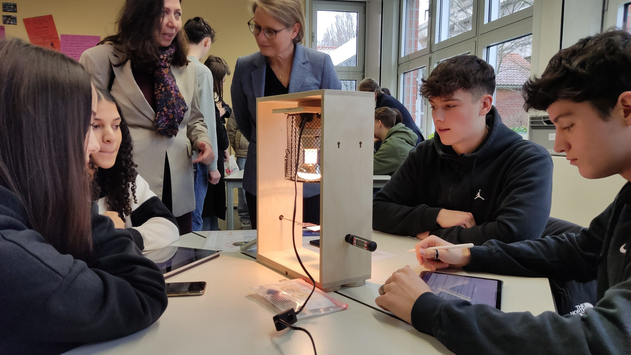 Bildungsministerin Dr. Stefanie Hubig und Dr. Cecilia Scorza (links) beobachten an der IGS Mainz-Bretzenheim Schüler bei der Arbeit mit dem Klimakoffer. Foto: Bildungsministerium