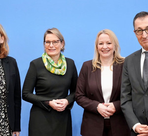 Die Ministerinnen und Minister Karin Prien, Dr. Stefanie Hubig, Christine Streichert-Cluvot und Cem Özdemir (von links) in der Bundespressekonferenz in Berlin.