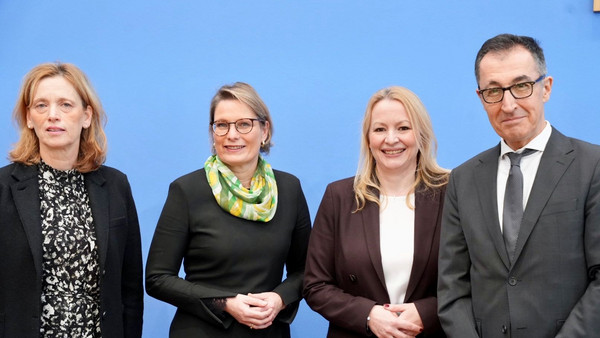 Die Ministerinnen und Minister Karin Prien, Dr. Stefanie Hubig, Christine Streichert-Cluvot und Cem Özdemir (von links) in der Bundespressekonferenz in Berlin.