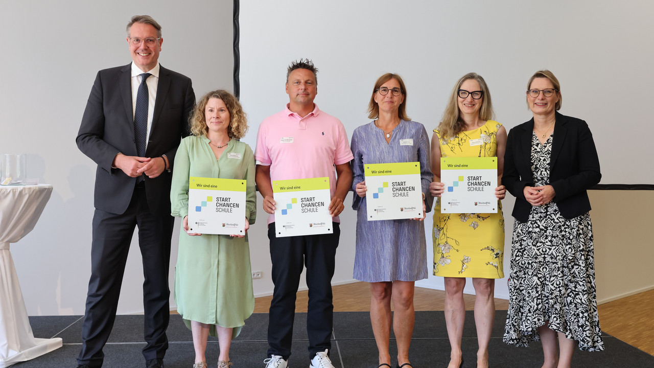 Auf dem Foto sieht man Ministerpräsident Alexander Schweitzer gemeinsam mit Bildungsministerin Dr. Stefanie Hubig. 