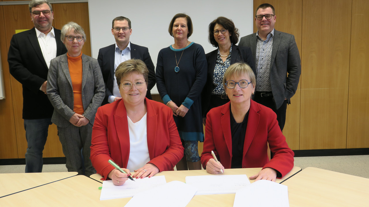 Staatssekretärin Bettina Brück (links) und Dr. Birgit Pikowsky, Direktorin des Pädagogischen Landesinstituts (PL), unterzeichnen die Ziel- und Leistungsvereinbarung. Foto: PL