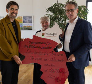 Bildungsminister Sven Teuber, Ute Friedrich vom vhs Landesverband Rheinland-Pfalz und Landtagspräsident Hendrik Hering 
