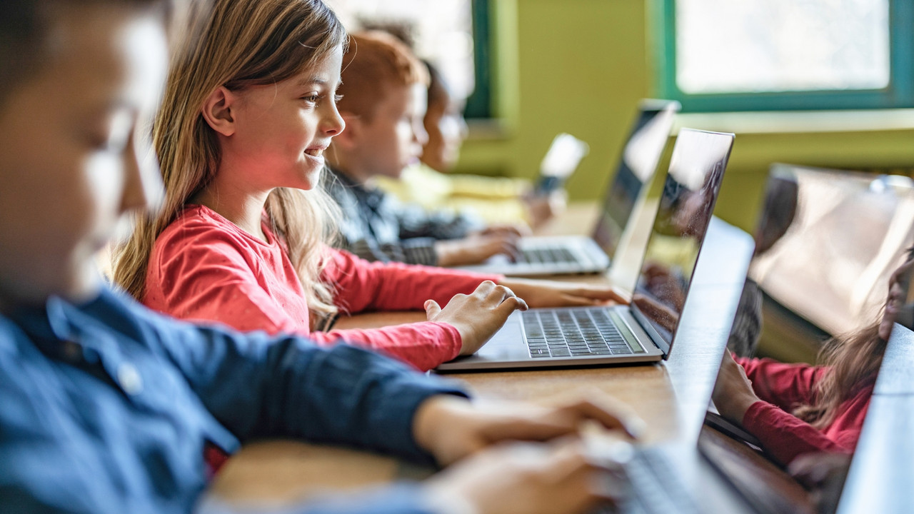 Kinder lernen am Laptop