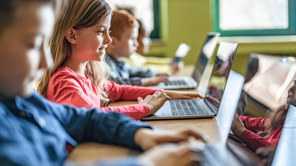 Kinder lernen am Laptop