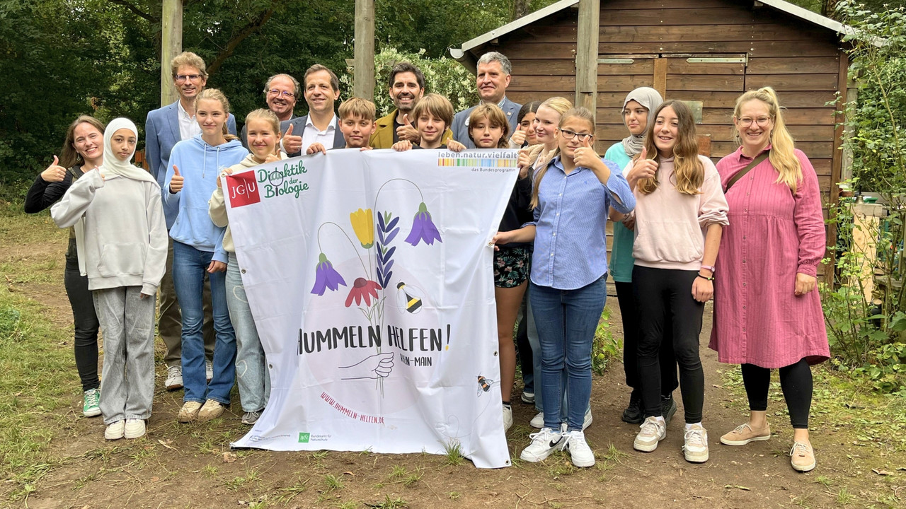Bildungsminister Sven Teuber mit Oberbürgermeister Nino Haase an der JGU an der IGS Bretzenheim