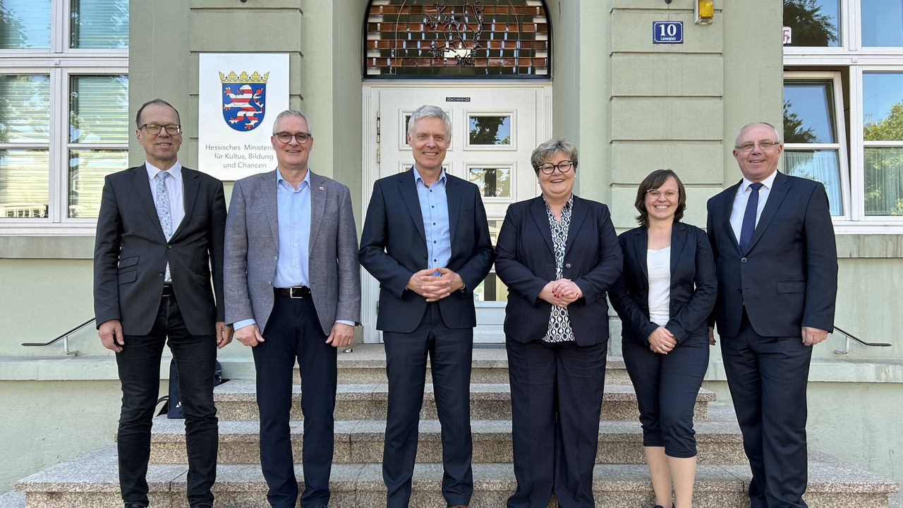 Auf dem Foto sehen Sie Staatssekretärin Bettina Brück und Staatssekretär Dr. Manuel Lösel.