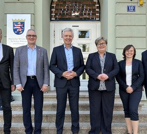 Auf dem Foto sehen Sie Staatssekretärin Bettina Brück und Staatssekretär Dr. Manuel Lösel.