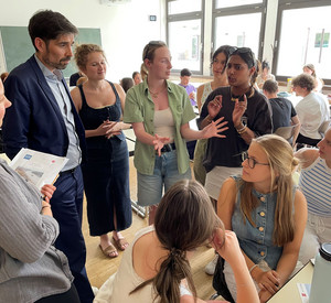 Bildungsminister Sven Teuber (Zweiter von links) im Gespräch mit Schülerinnen und Studentinnen beim Projekt GET-SET-GO am Gymnasium Calvarienberg in Bad Neuenahr-Ahrweiler.