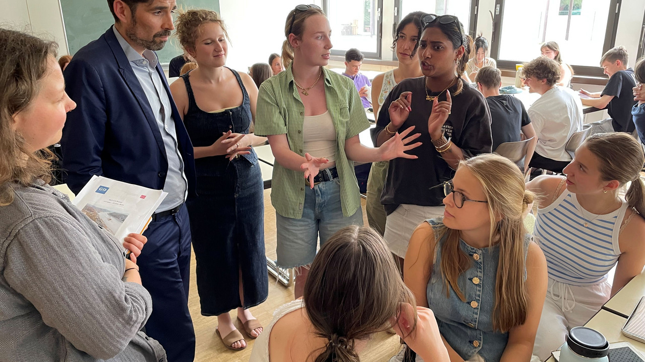 Bildungsminister Sven Teuber (Zweiter von links) im Gespräch mit Schülerinnen und Studentinnen beim Projekt GET-SET-GO am Gymnasium Calvarienberg in Bad Neuenahr-Ahrweiler.