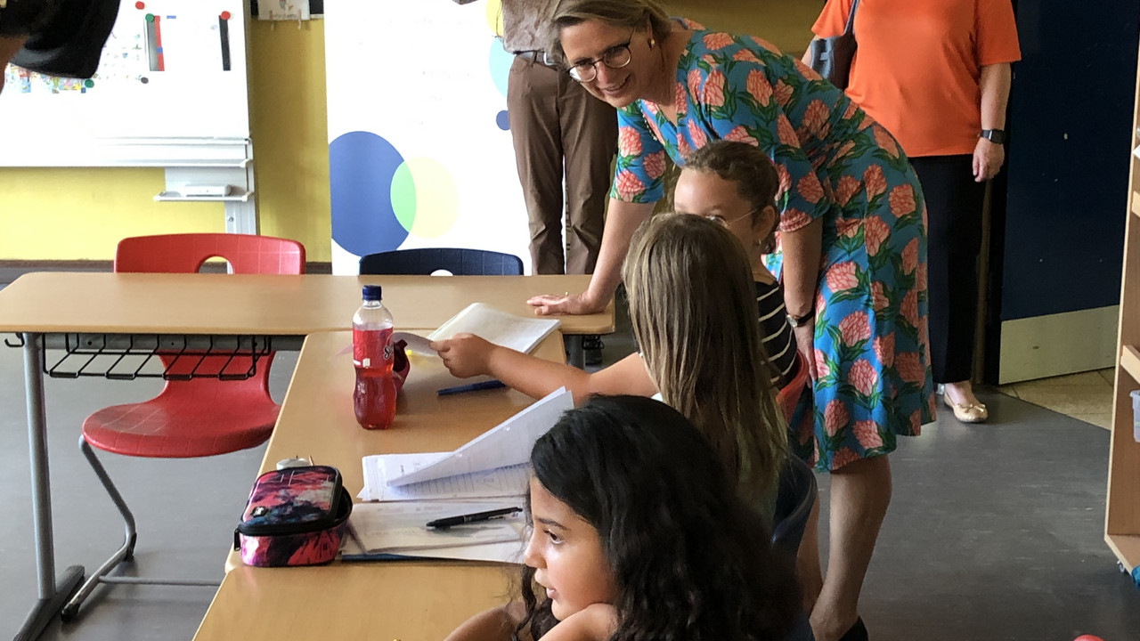 Auf dem Foto ist Bildungsministerin Dr.Stefanie Hubig mit Schülerinnen und Schülern bei einem LiF Kurs in Koblenz zu sehen