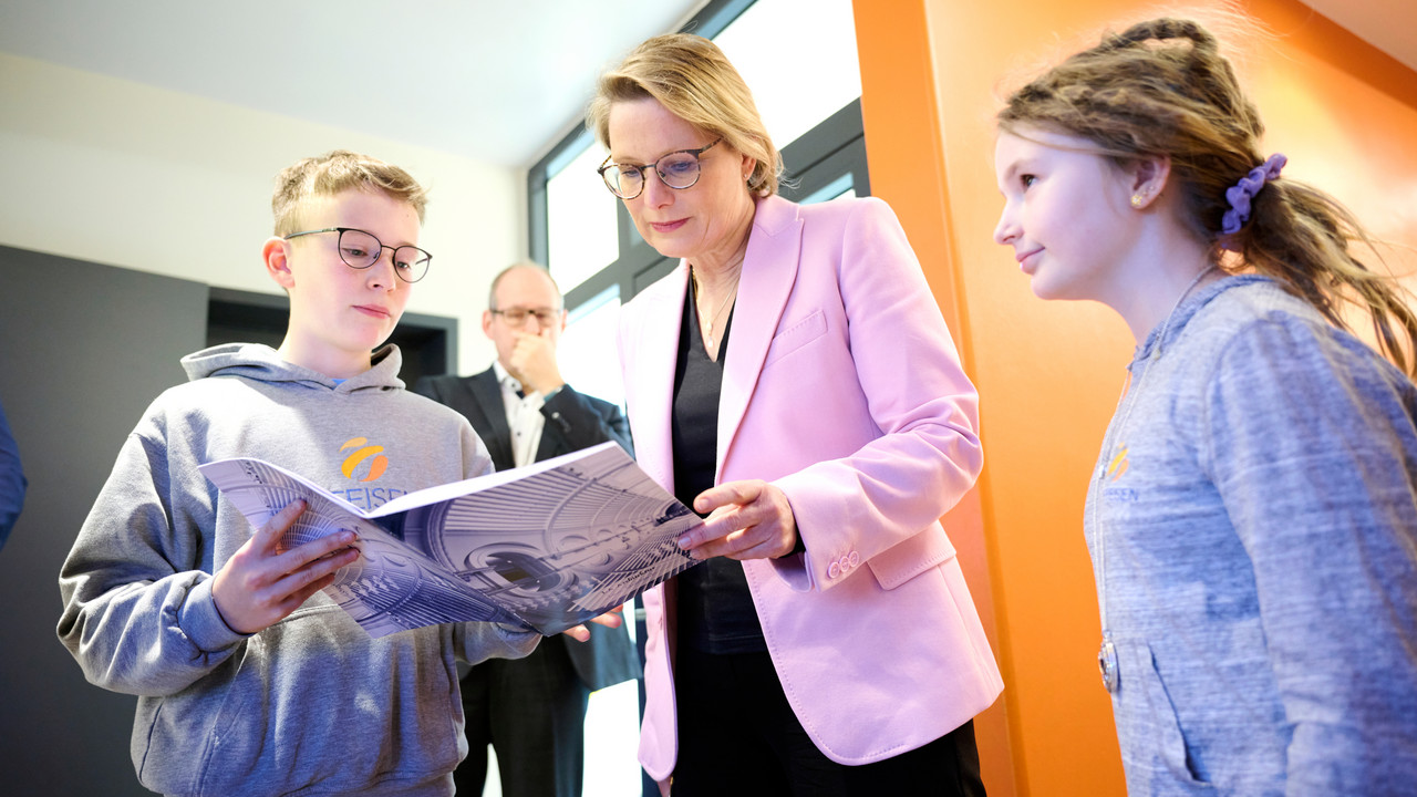 Schülerinnen und Schüler des Raiffeisen-Campus Dernbach zeigen Bildungsministerin Dr. Stefanie Hubig ihre Schule.