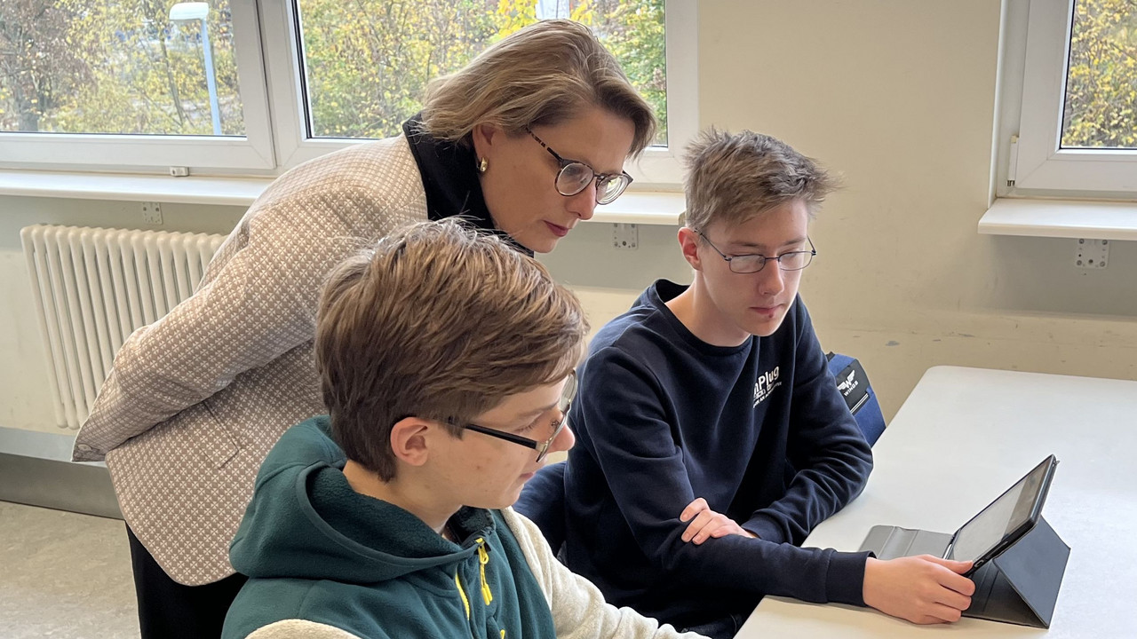 Schüler des Gymnasiums Oberstadt in Mainz zeigen Bildungsministerin Dr. Stefanie Hubig die Funktionsweise des Digitalen Bücherregals.
