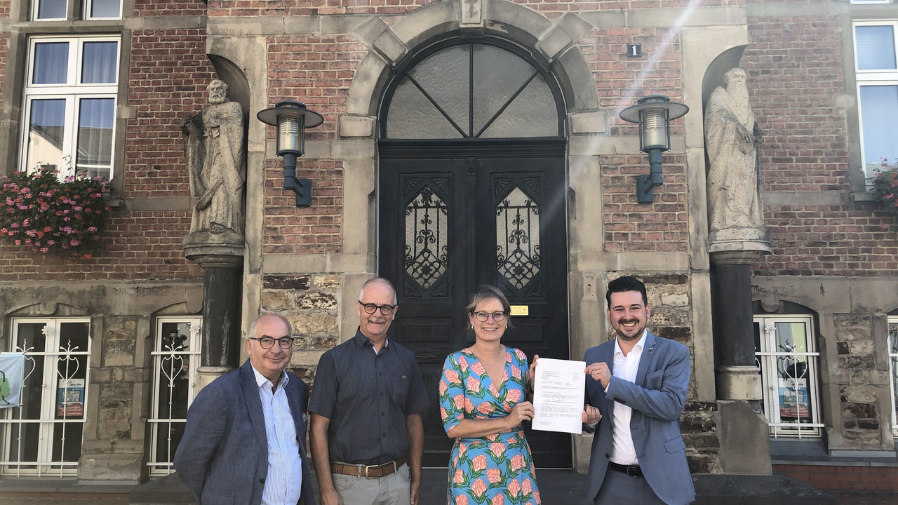 Bildungsministerin Dr. Stefanie Hubig übergibt den Förderbescheid für die Kita Römergarten am Stadtbürgermeister Oliver Krügel (rechts).
