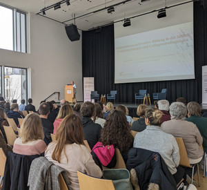 Bildungsministerin Dr. Stefanie Hubig spricht zu den Teilnehmerinnen und Teilnehmern an der Fachtagung Antisemitismusprävention im WBZ in Ingelheim.