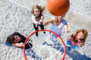Schüler spielen Basketball
