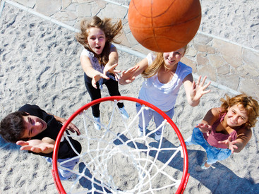 Schüler spielen Basketball