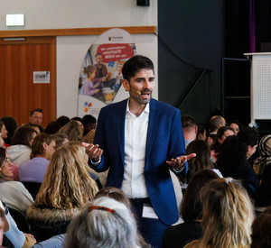 Auf dem Foto sehen Sie Bildungsminister Sven Teuber auf der Kickoff-Veranstaltung zum Modellprojekt.
