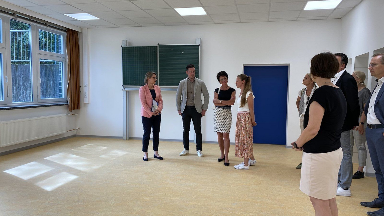Bildungsministerin Dr. Stefanie Hubig (links) besichtigt einen nach der Flut renovierten Raum in der Grundschule Regenbogen in Sinzig.