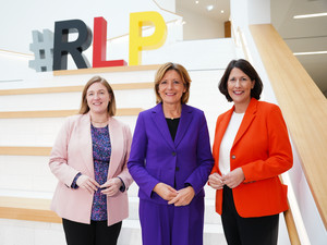 Zu sehen von links nach rechts: Ministerpräsidentin Malu Dreyer, Ministerin Katharina Binz und Ministerin Daniela Schmitt 