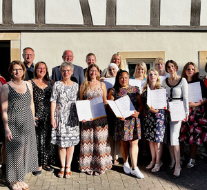 Gruppenfoto der erfolgreichen Absolventinnen. Vertreterinnen und Vertreter der Politik sind ebenfalls auf dem Bild zu sehen. 