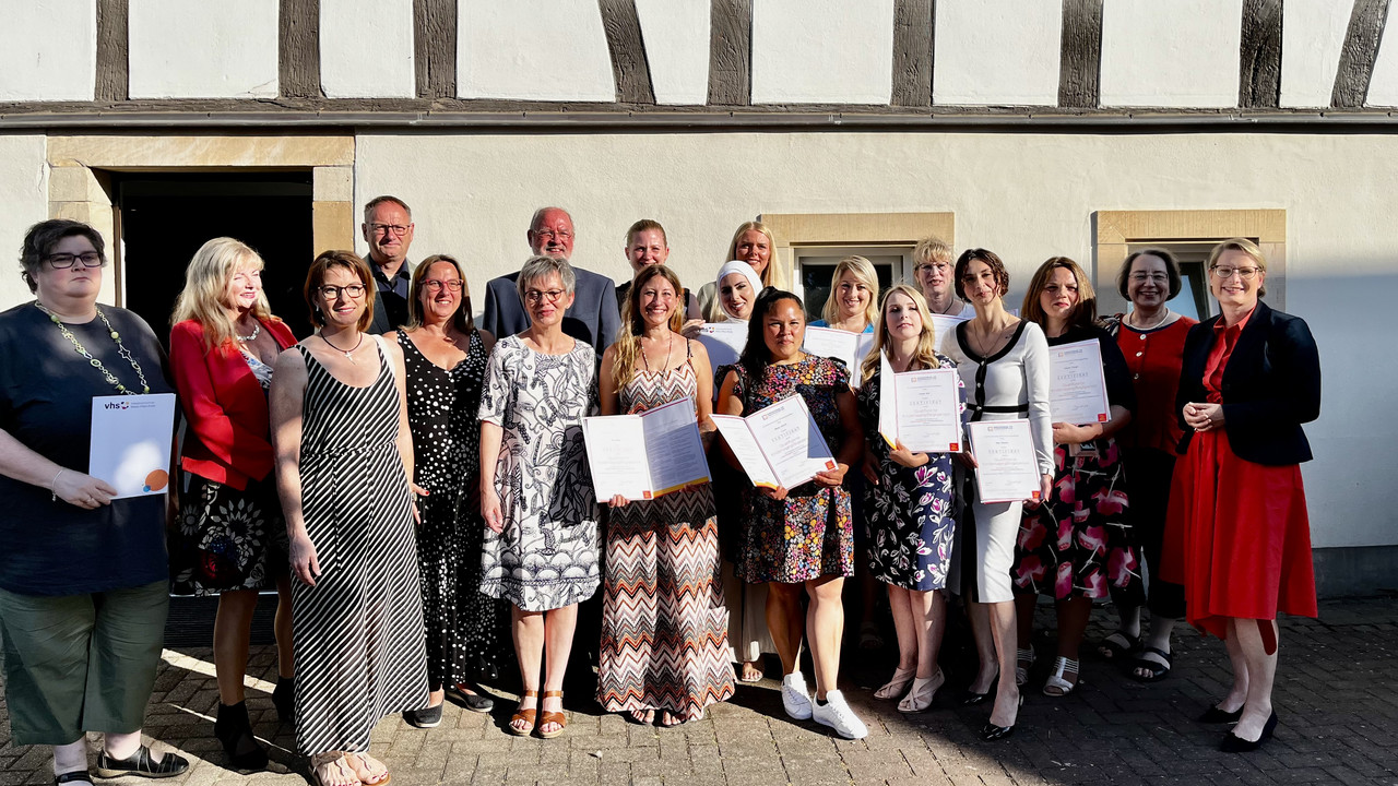 Gruppenfoto der erfolgreichen Absolventinnen. Vertreterinnen und Vertreter der Politik sind ebenfalls auf dem Bild zu sehen. 