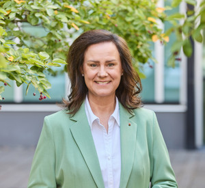 Frontales Portraitfoto von Ministerin Eiling-Hütig